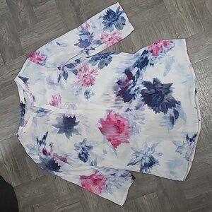 𝅺White top with vivid pink & blue flowers NEW medium